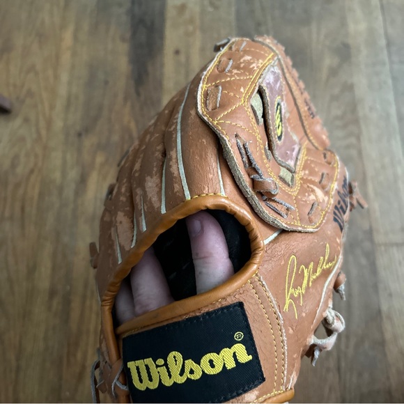 Wilson Greg Maddox 10 3/4 Baseball Mitt - Picture 8 of 8